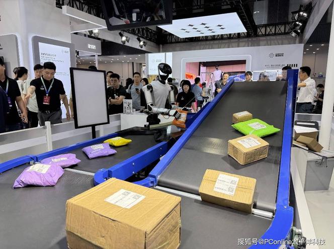 WRC 2026｜星动纪元快递分拣机器人现场抓取、翻面、上输送带