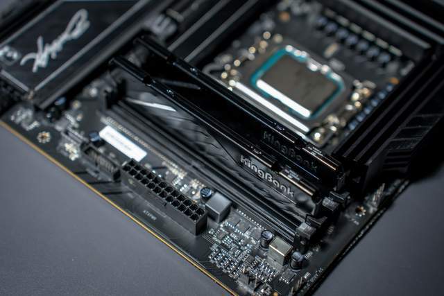 D4平台还能打吗？i5-14600KF搭配七彩虹B760M超级黑刃装机实测- 搜狐时间线