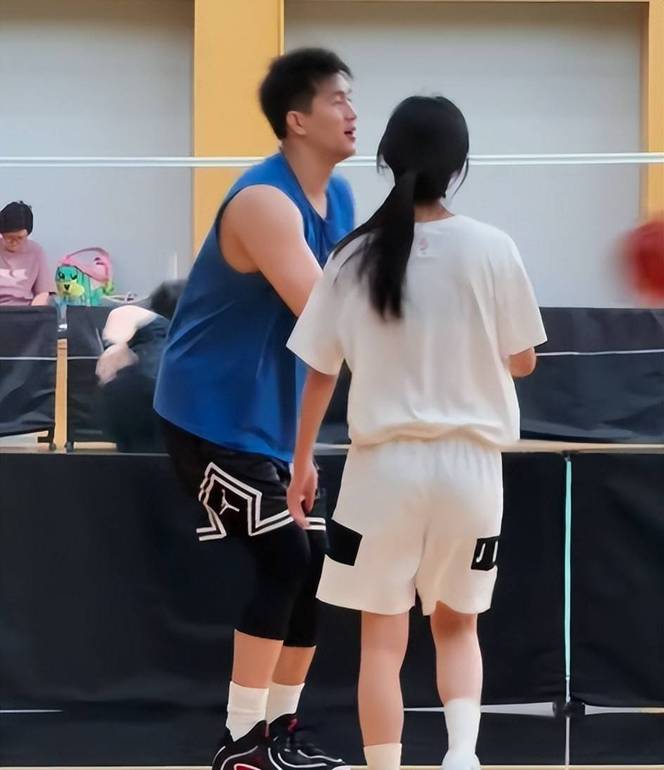 好事将近？郭艾伦疑似与女友同居，女方长相甜美可爱，二人好幸福