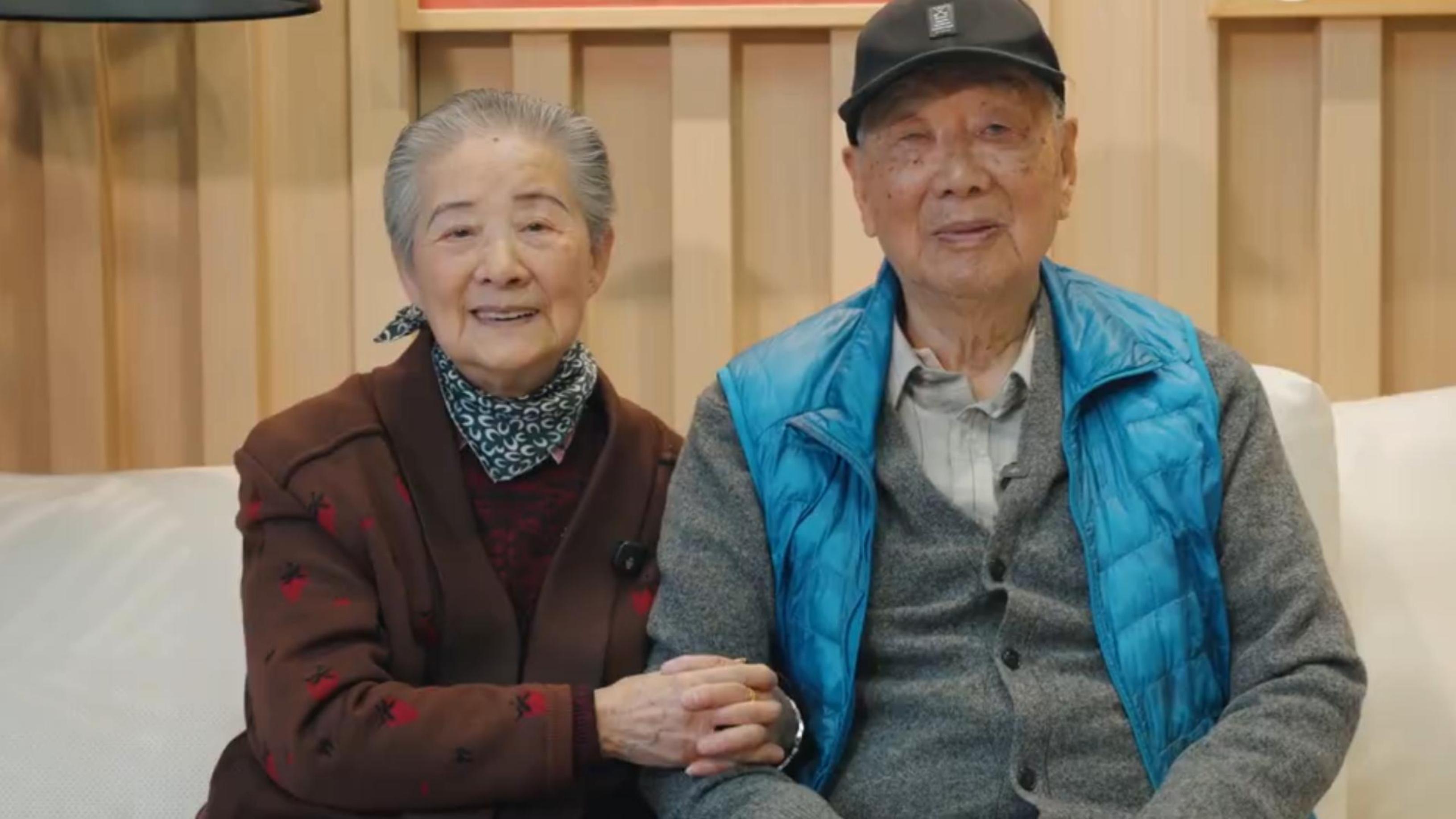 杭州一老人准备500架无人机，告白结婚66年的老伴，当年“买了30斤水果糖就算办了婚事”