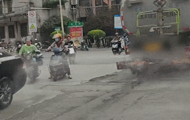 【广西】钦州一辆洒水车闹市洒水无差别攻击路人 涉事公司：将约谈司机
