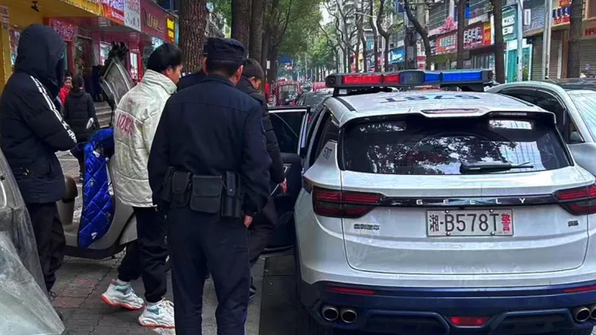 报警电话接通只有咳嗽声，接警员“秒懂” ：请用手机按键，在几栋按几次，楼层也这样