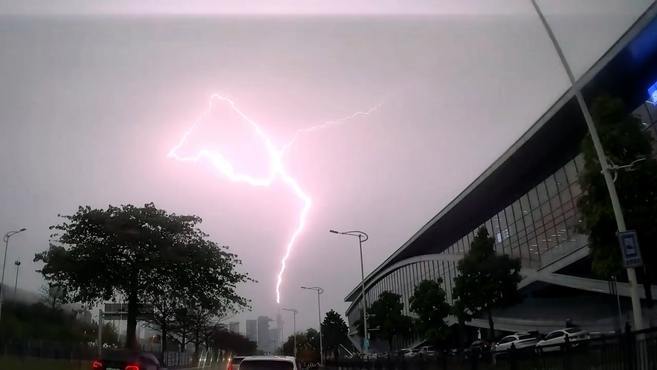 注意安全！广州遭遇强降雨 实拍“小蛮腰”广州塔“接住”闪电瞬间