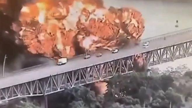 巴拿马美洲大桥附近发生巨大爆炸：事发时监控曝光 现场黑烟冲天