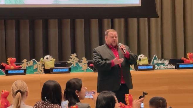 美国男高音在联合国总部高唱《我爱你，中国》字正腔圆现场掌声雷动