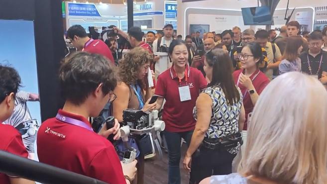 外籍残障人士用中国外骨骼实现独立行走 家人激动落泪 下一幕更暖