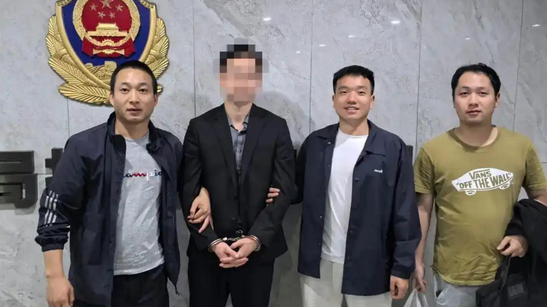 老人到银行存钱，柜员发现170万全是练功券，老人当场报警