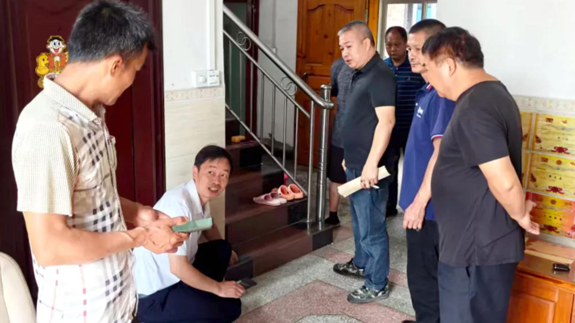 摸着烫手！柳州一居民家地面“发烧”超60°C，地下无热水管、电线，一查用电量发现原因