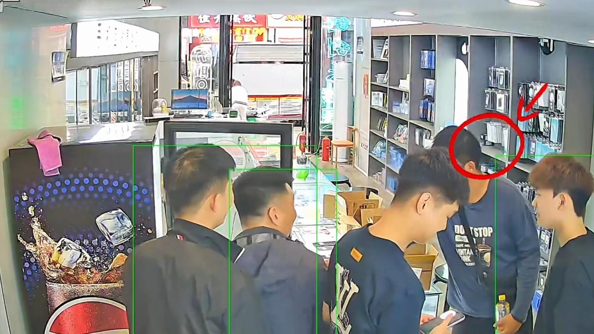 手机店内一男孩连日进店拿了饮料就跑，店主吩咐店员“别拦他”，男孩妈妈回应了
