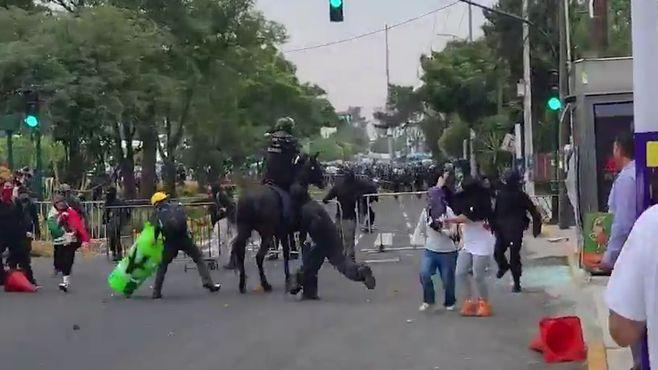 世界杯揭幕战场馆外爆发冲突：蒙面抗议者投掷爆炸物 骑警遭追打 警方举盾牌对峙