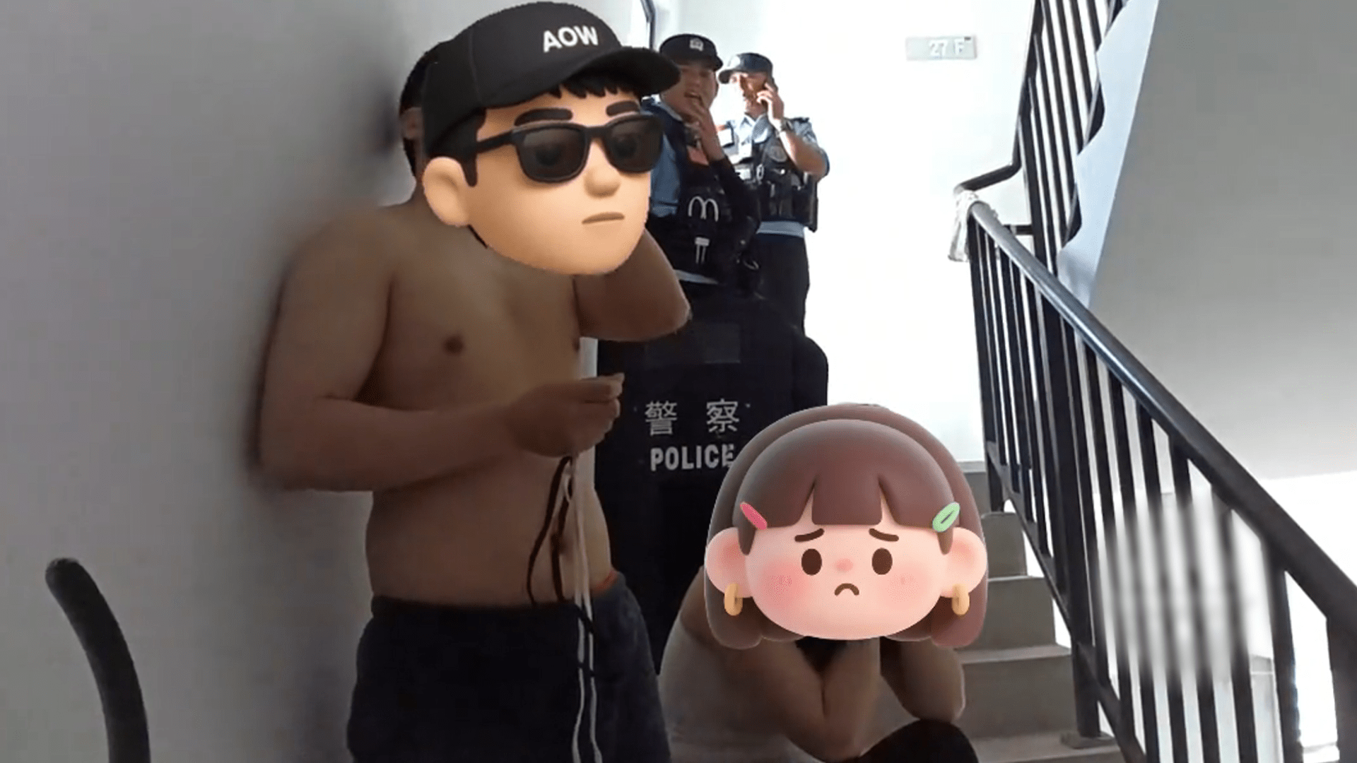 “妻子变成蛇了”！丈夫称旁边有东西在爬，妻子则在一旁哭泣，全身脚印