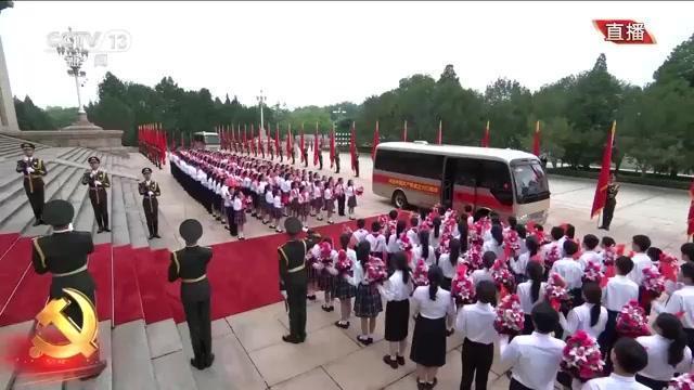 今天，这些功勋党员踏上人民大会堂红毯