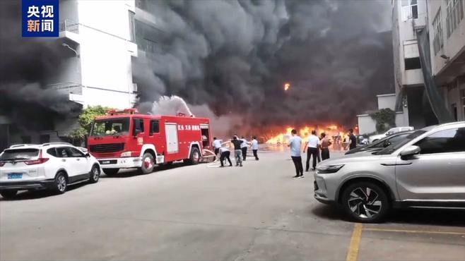 现场：福建晋江一鞋厂发生火灾 多人被困楼顶 消防到场扑救
