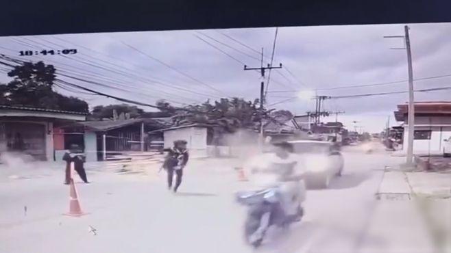 枪声大作！泰国一检查站遭袭5名士兵死亡 袭击者驾车投掷炸弹、密集开枪