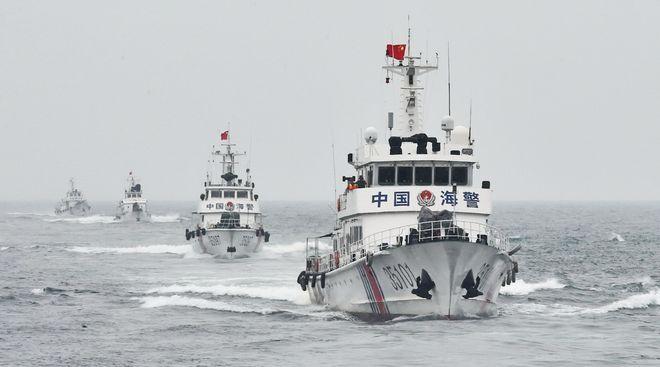 视频：菲组织十余艘舰船执意侵闯我黄岩岛领海 中国海警水炮喷射驱离