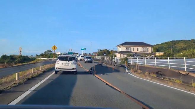 日本强震后公路变崎岖不平 路面喷水柱 车辆蛇形走位闪躲障碍