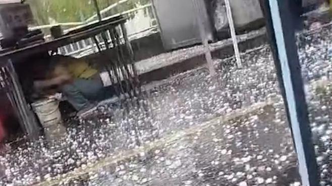 成都突然下起密集冰雹：街上摊贩躲到桌下避险 气象部门解释成因