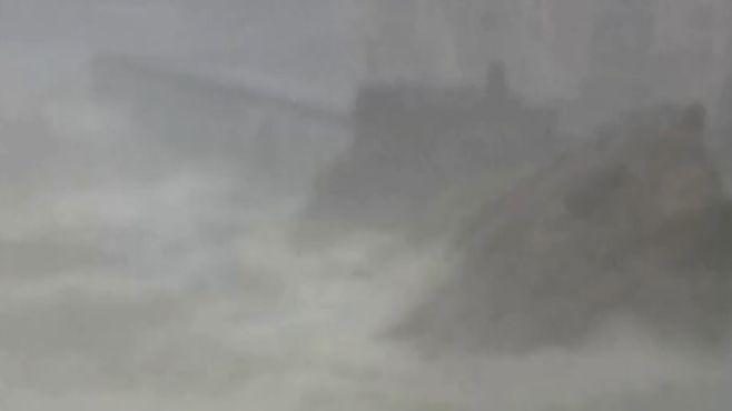 “白海豚”在玉环沿海登陆！直击现场：巨浪拍岸树木倒伏 监控画面剧烈摇晃
