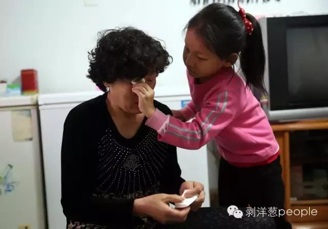 说起呼格,母亲尚爱云又开始哭泣,7岁的小孙女乌云帮奶奶擦眼泪.