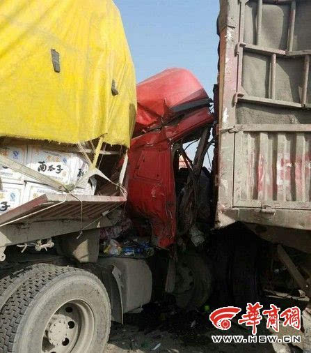 包茂高速四十余辆车追尾 超十人被困