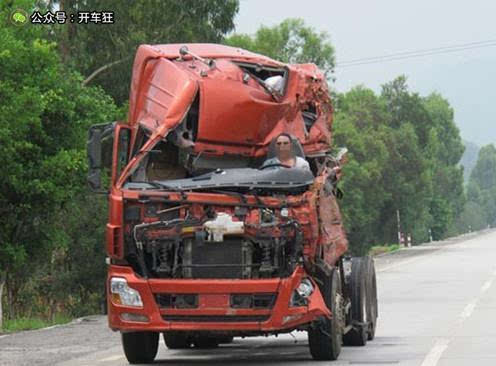 大货车不仅能拉货还也可以无视敞篷跑车