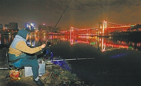 重庆有一群"夜钓人 边看山城夜景边钓鱼