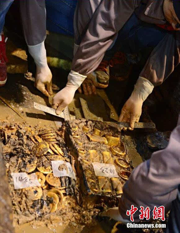 11月21日至23日,在南昌西汉海昏侯墓考古发掘现场,考古工作者在对