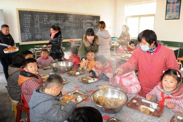 设立留守儿童餐厅 孩子们享受"开心午餐"