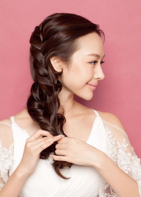 [时尚新娘]2015最受欢迎新娘发型 唯美侧编发才时髦!