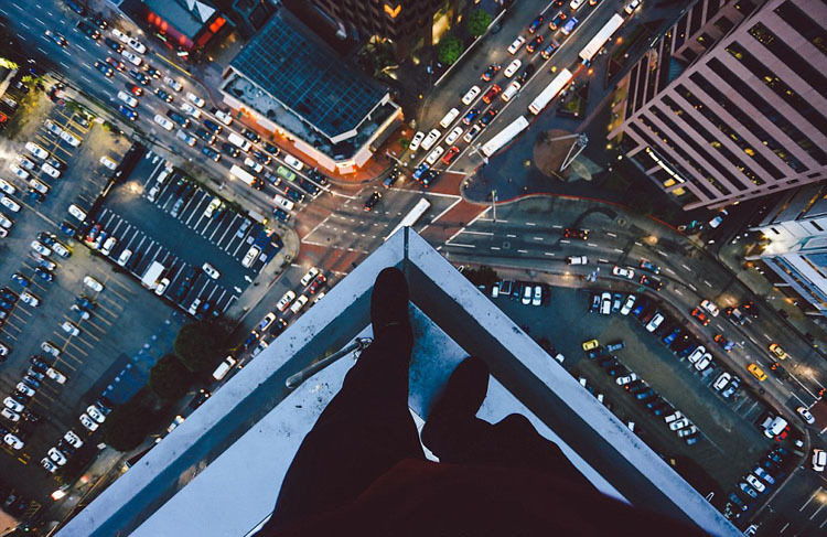 年仅20岁的摄影师在摩天大楼和直升机上拍摄了许多令人惊叹的俯拍照片