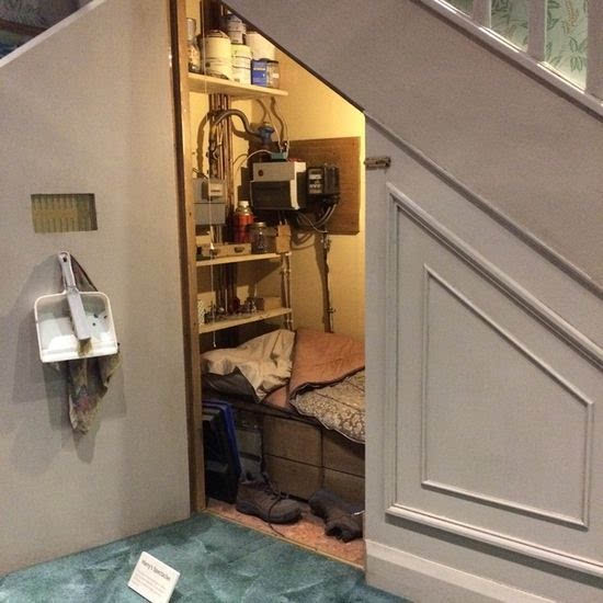 哈利波特楼梯下小卧室图片