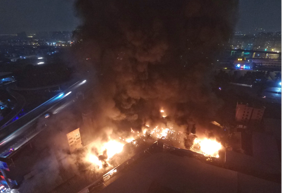 广东佛山仓库发生大火 暂无发现人员被困图