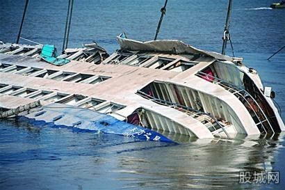 湖北长江渡船突然翻船13人获救1人仍失联图