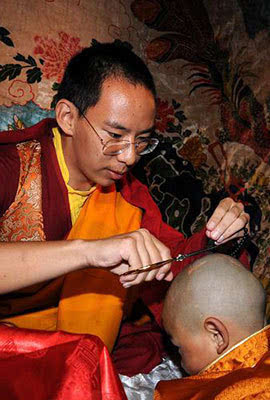 2010年7月4日,班禅为第五世德珠活佛转世灵童真身剃度