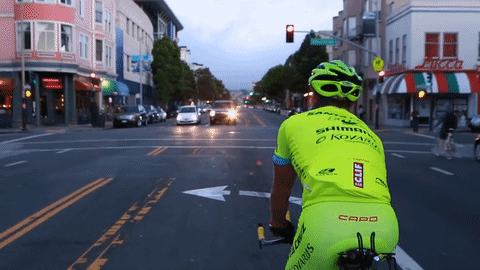 5,zackees转弯信号灯手套在忙碌的城市环境下,戴着耳机骑单车并不是