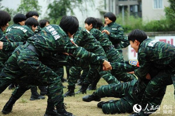 即将退伍的女兵们,训练场上玩的很开心.