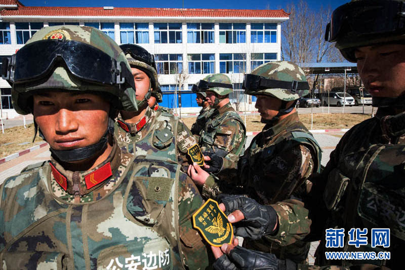 西藏边防总队机动支队复退老兵和留队战士交接队旗钢枪和臂章(组图)