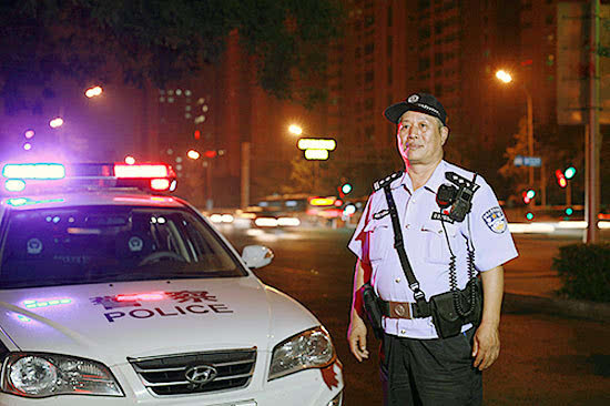 好警察高宝来:警察爷爷风雨无阻五年坚持护送学生