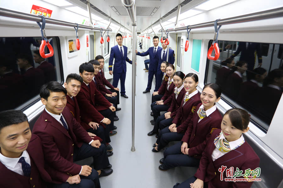 南昌地铁上演制服诱惑帅哥靓女齐登场