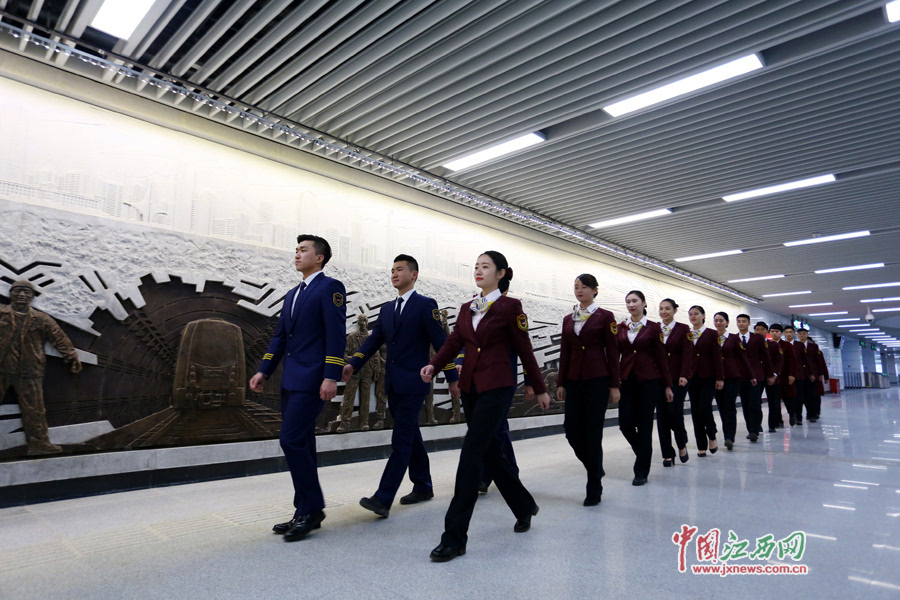 南昌地铁上演制服诱惑帅哥靓女齐登场