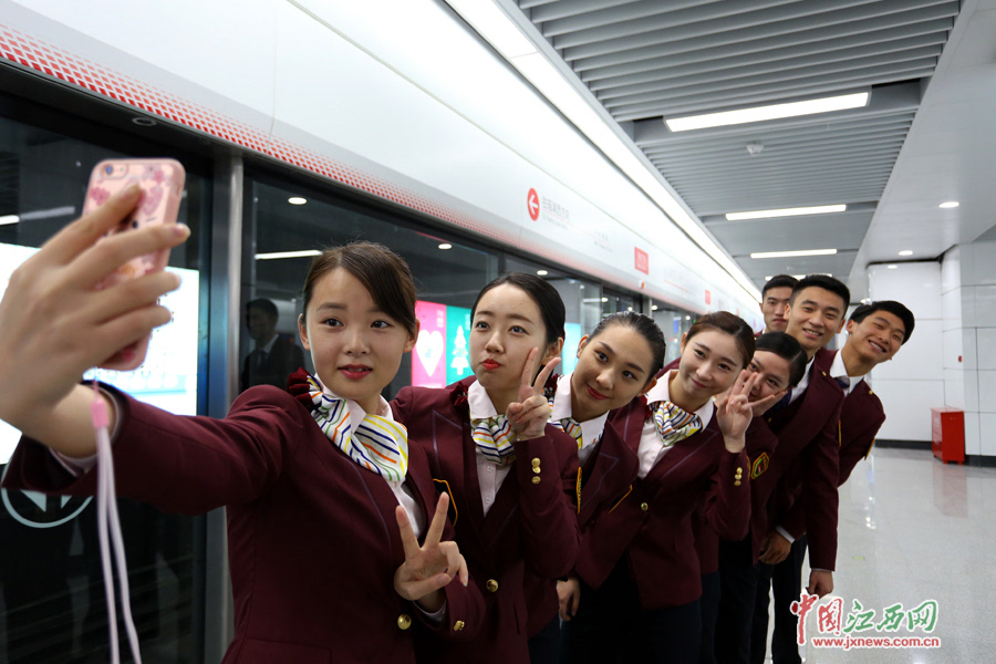 南昌地铁上演制服诱惑帅哥靓女齐登场