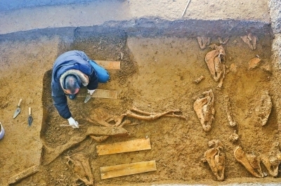 考古人员正对车马坑进行清理
