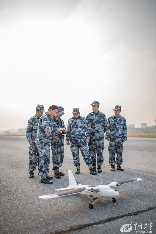 中国空军推广航模驱鸟新方法