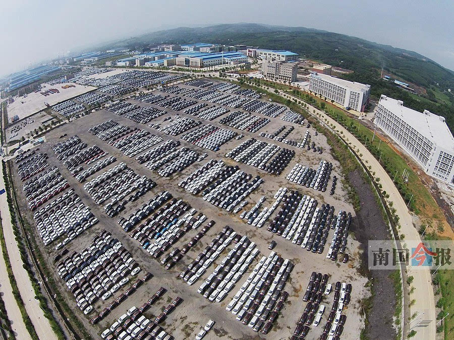 变制造为智造 柳州市河西工业园,等待装车运往全国各地的五菱汽车