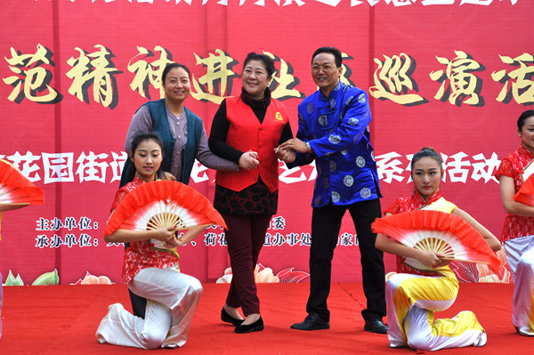 创建处处长鲁昫(右)向优秀居民代表池凤美女士(左)颁发牌匾杨家山社区