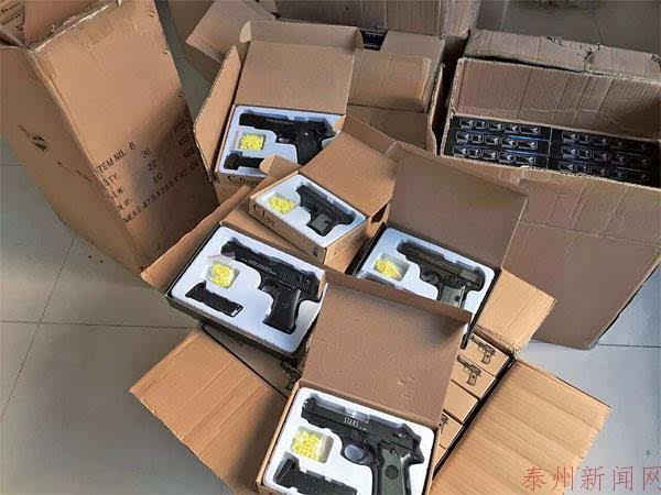 靖江警方查获9箱仿真枪 有"制式手枪"ak47"等数百支