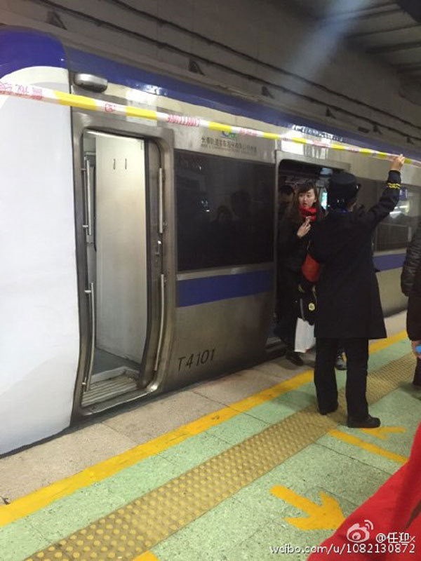 据网友爆料,11日下午,北京地铁二号线雍和宫站有一人跳下站台,所胁ⅱ