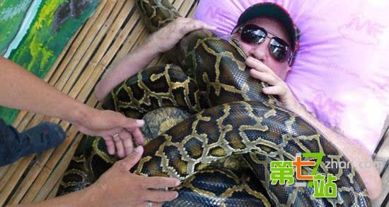 蟒蛇吃人事件图片
