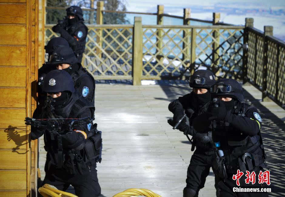 12月15日,新疆乌鲁木齐市公安局特警八支队在中国第十三届冬季运动会