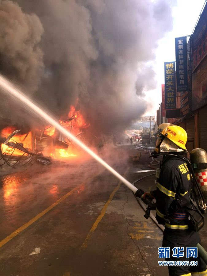 南方建材市场火灾 过火面积约700平米